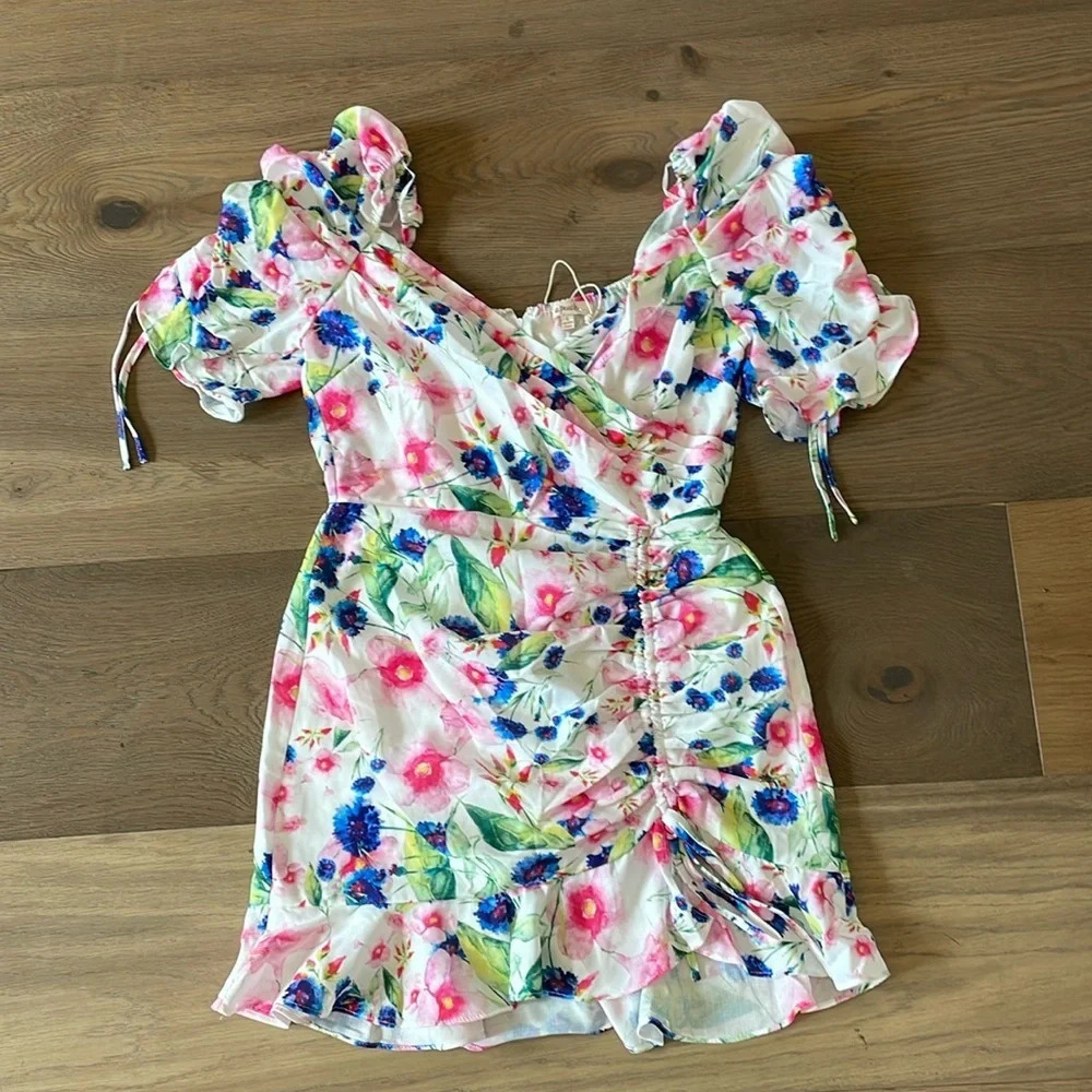 Beautiful Floral Puff Sleeves Dress Size Large NWT